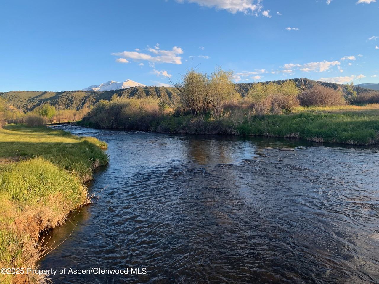404 Stagecoach Ln - Photo 2 of 27
