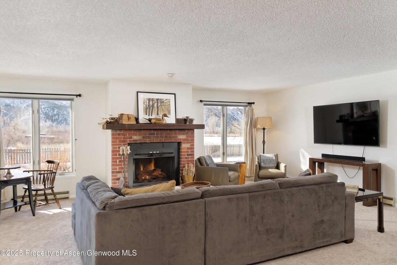 404 Stagecoach Ln - Photo 5 of 27