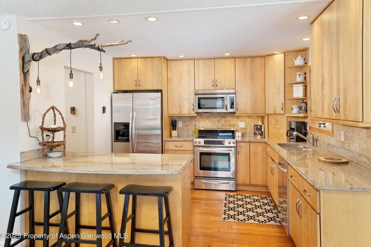 404 Stagecoach Ln - Photo 6 of 27