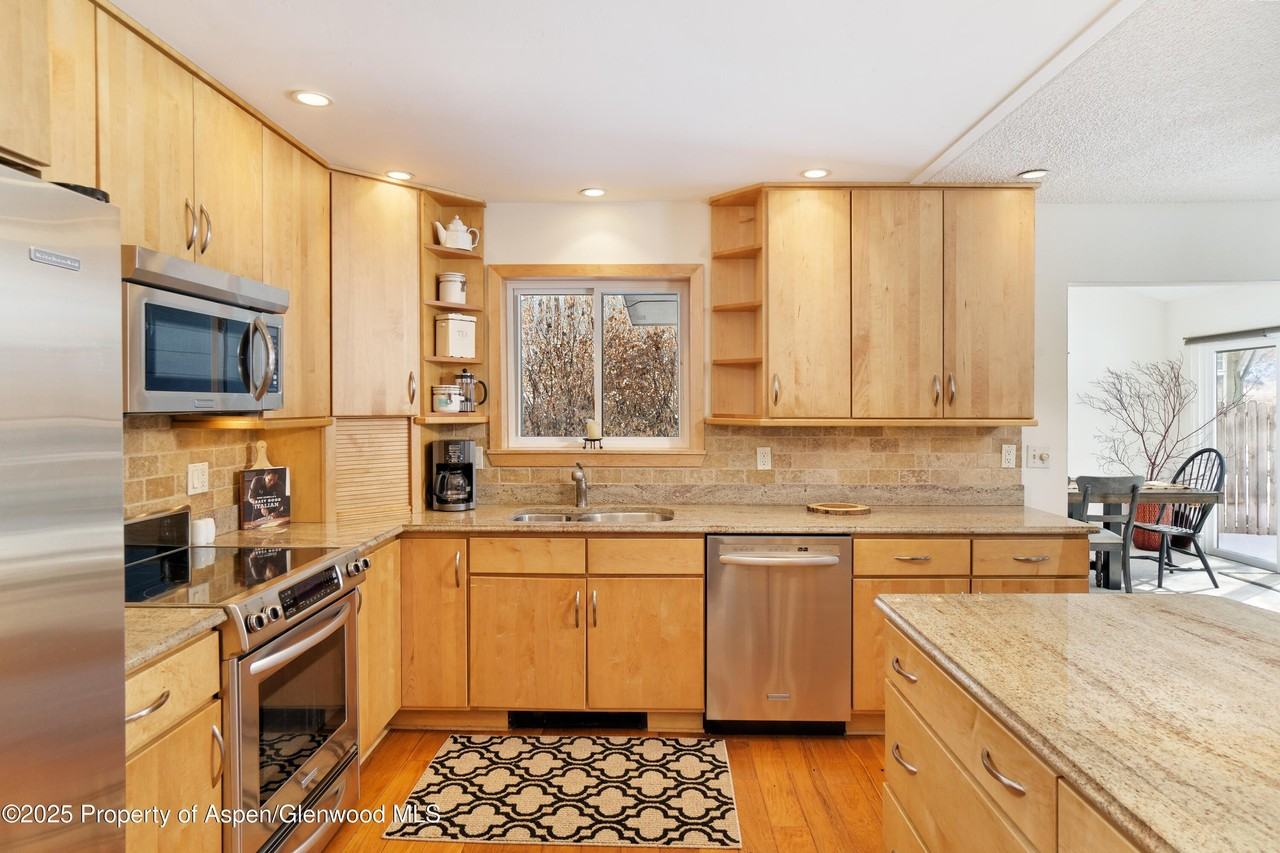 404 Stagecoach Ln - Photo 7 of 27