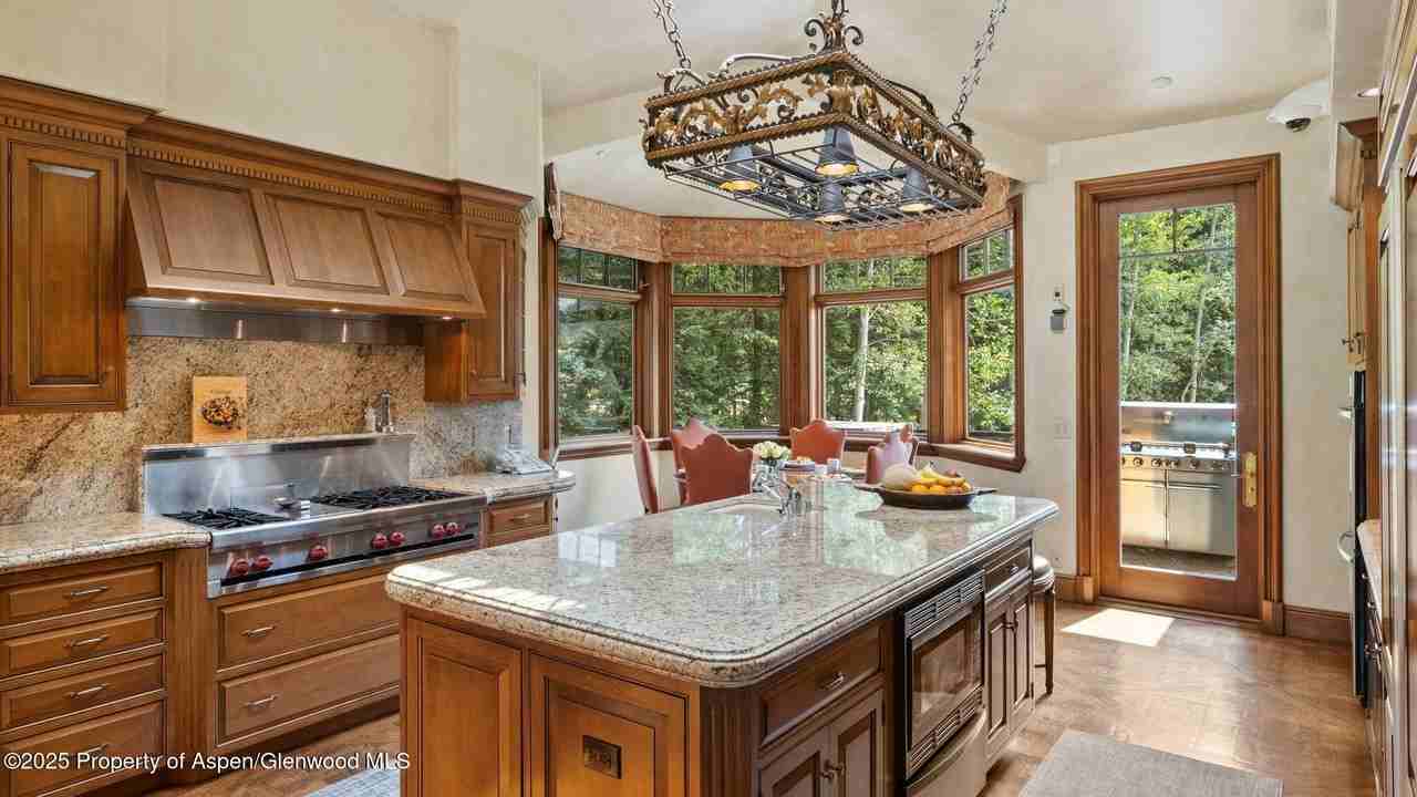 715 Willoughby Way - Photo 7 of 50