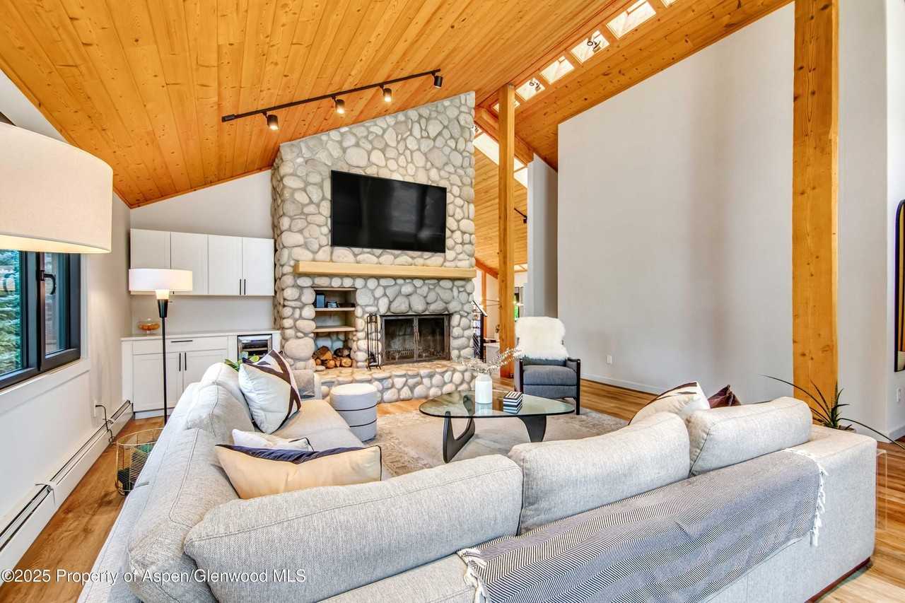 432 Fairway Dr - Photo 2 of 26