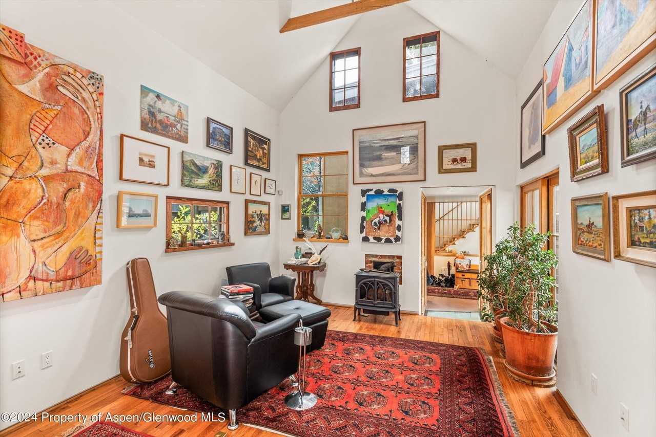 308 Park Ave - Photo 6 of 26