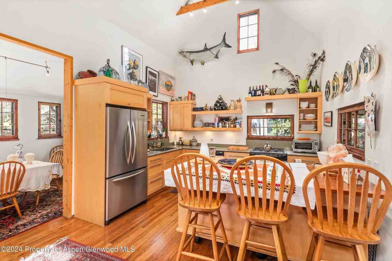 308 Park Ave - Photo 7 of 26