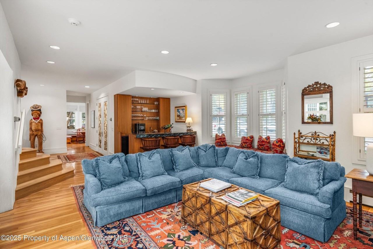 431 W Hopkins Ave - Photo 7 of 50