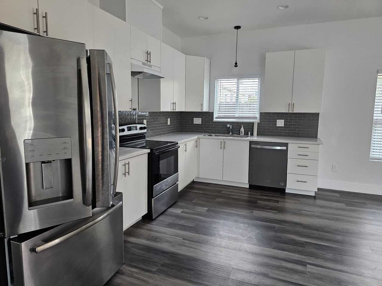 536 37th St - Photo 3 of 18