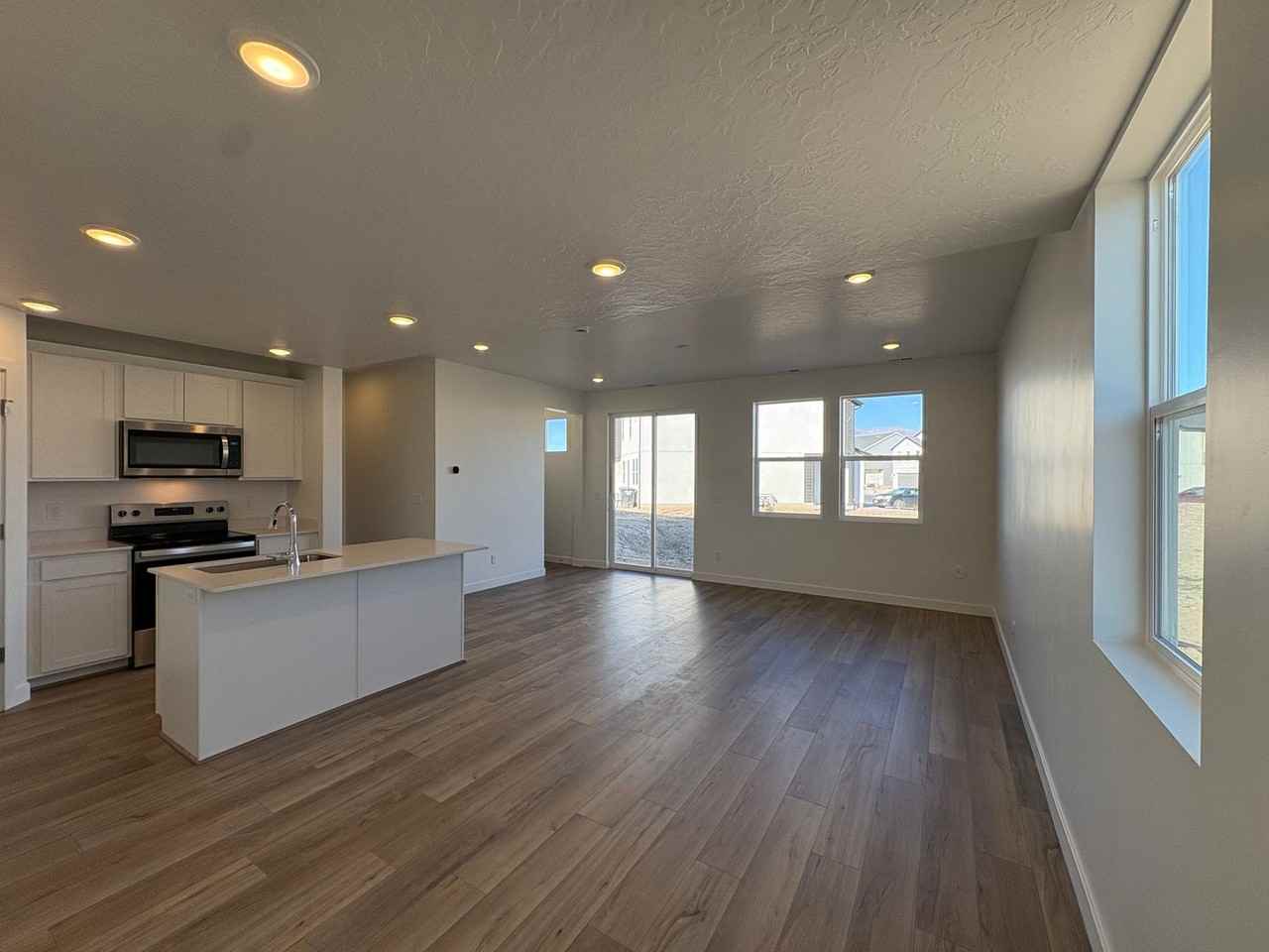 1592 N Summer Springs Cv - Photo 2 of 46