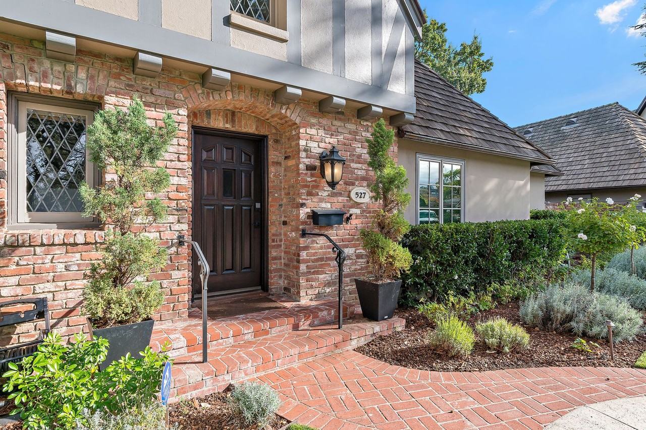 527 Carmel Cir - Photo 4 of 50