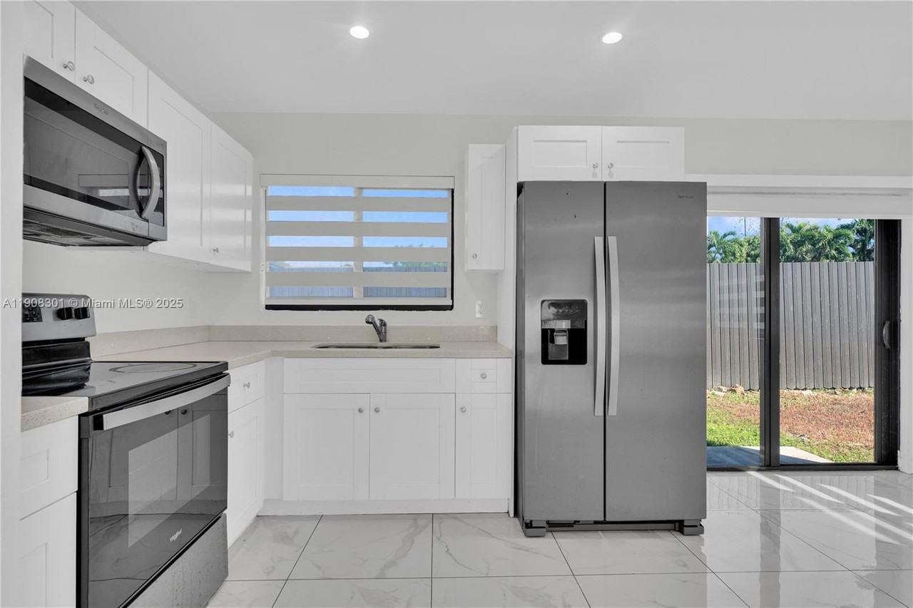 2490 Nw 44th St - Photo 3 of 8