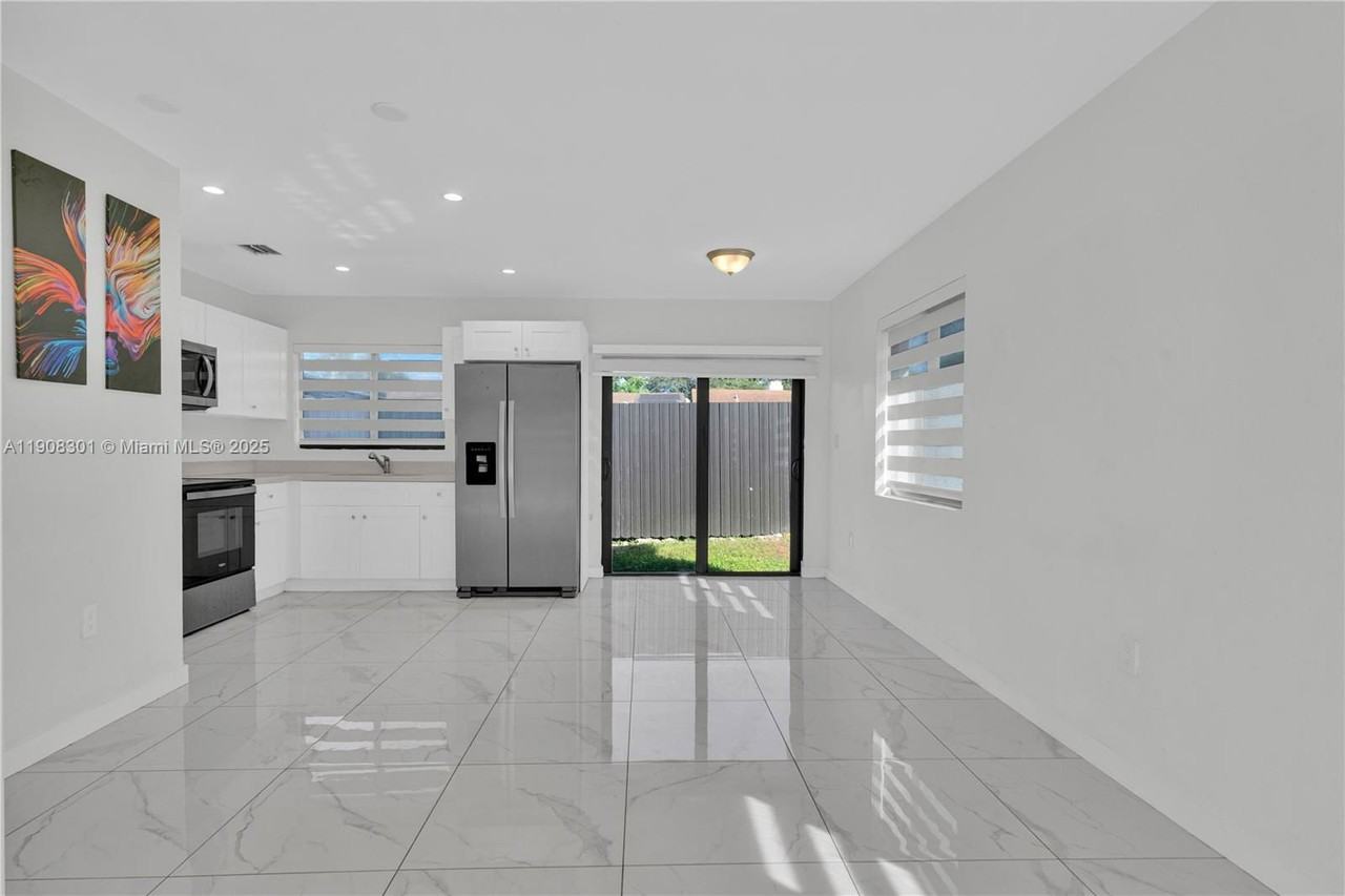 2490 Nw 44th St - Photo 4 of 8