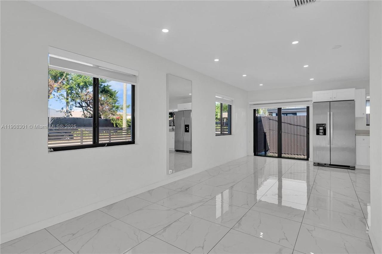 2490 Nw 44th St - Photo 6 of 8