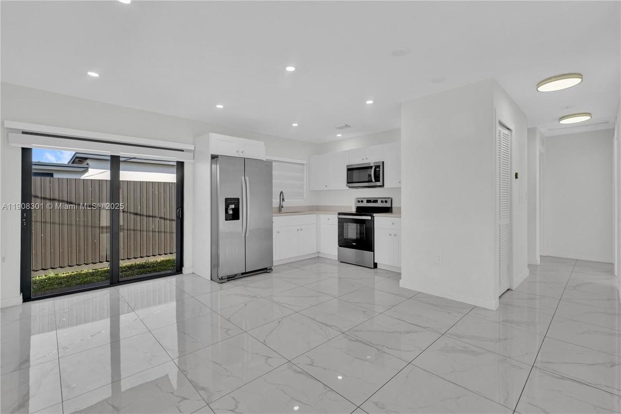 2490 Nw 44th St - Photo 7 of 8