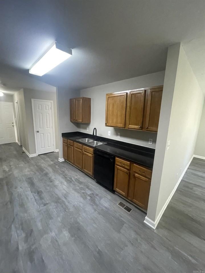 112 Newton St - Photo 6 of 15