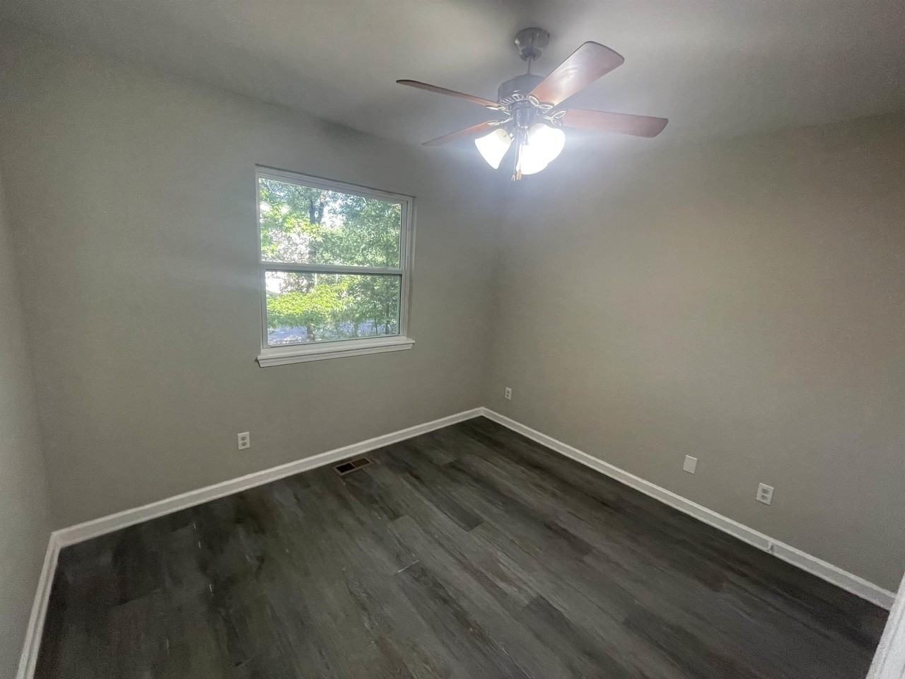 112 Newton St - Photo 7 of 15