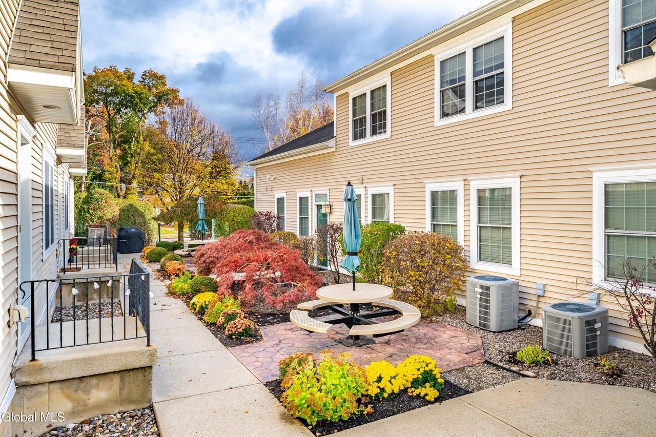 1112 Western Ave Unit 4 #4 - Photo 3 of 17