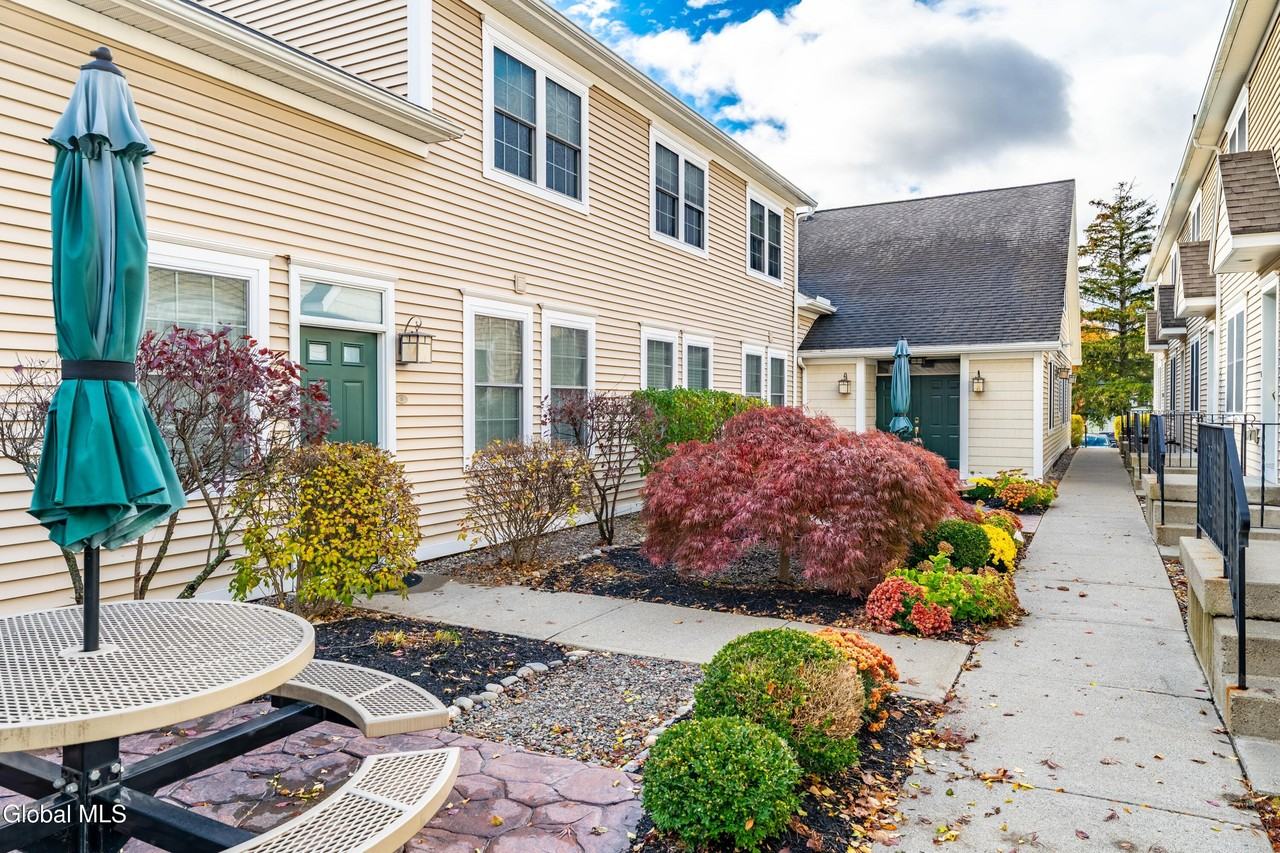 1112 Western Ave Unit 4 #4 - Photo 4 of 17