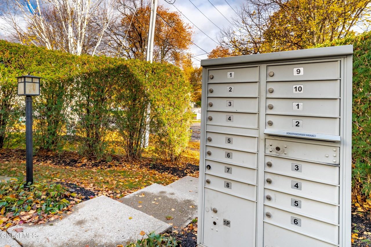 1112 Western Ave Unit 4 #4 - Photo 5 of 17