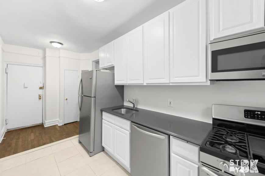 400 Clinton Ave - Photo 4 of 9