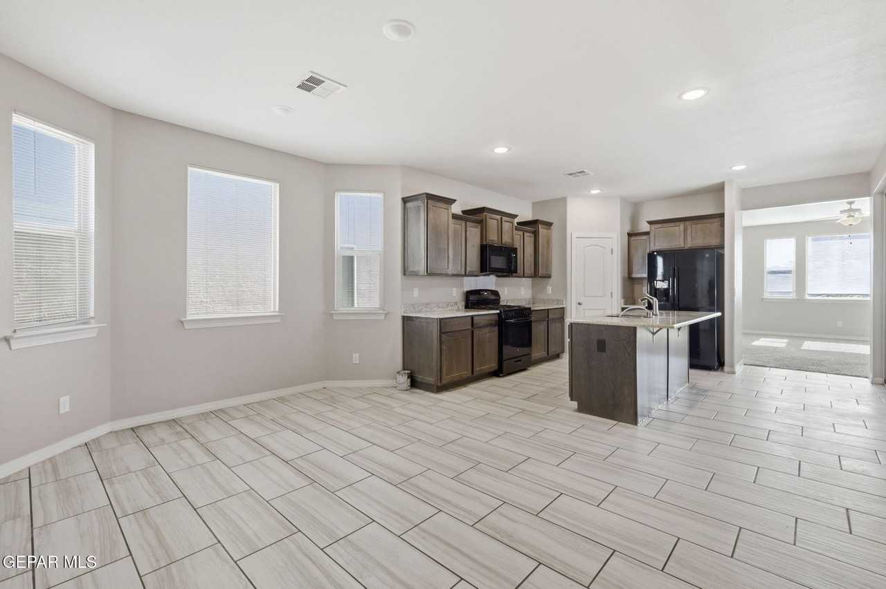 14459 Eastbrook Dr - Photo 4 of 18