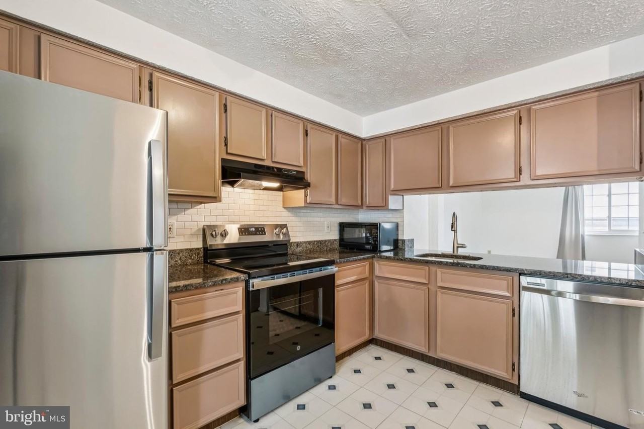 8277 Crestmont Cir - Photo 3 of 23