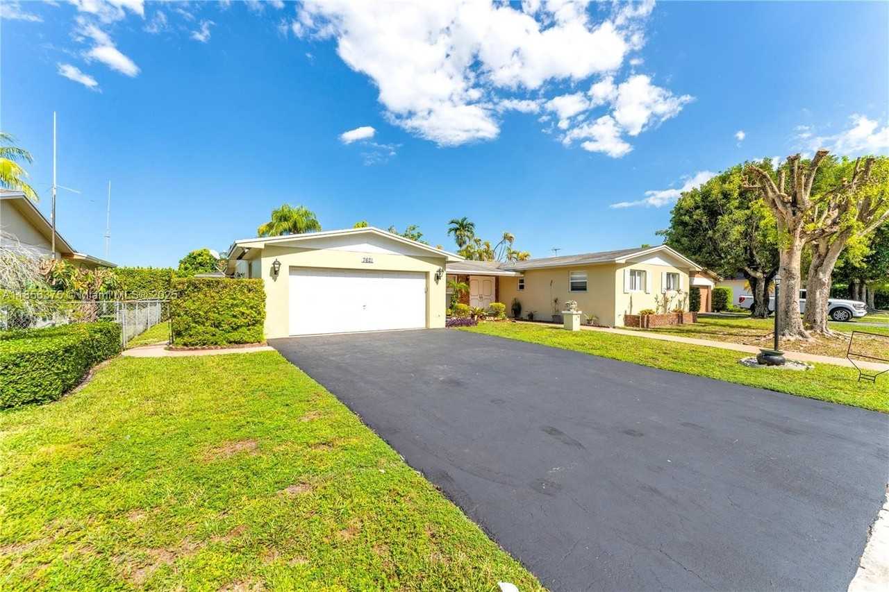 7621 Southwest 146th Avenue - Photo 3 of 19