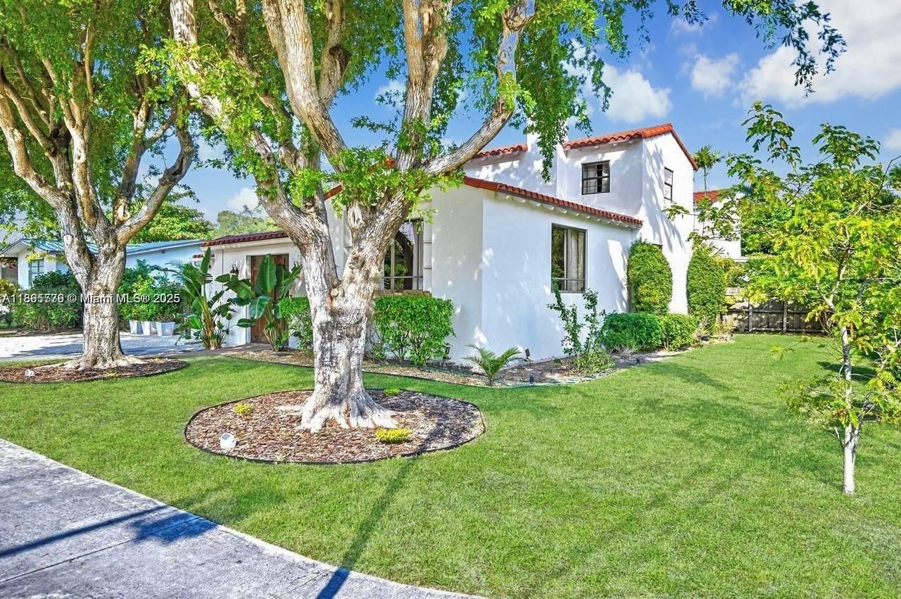 991 Ne 82nd St - Photo 3 of 43