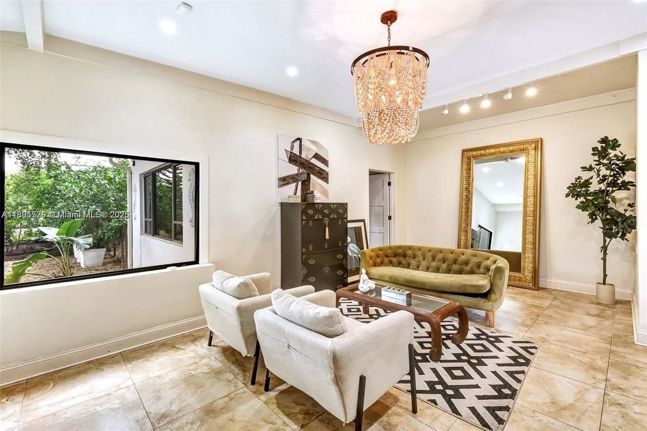 991 Ne 82nd St - Photo 5 of 43