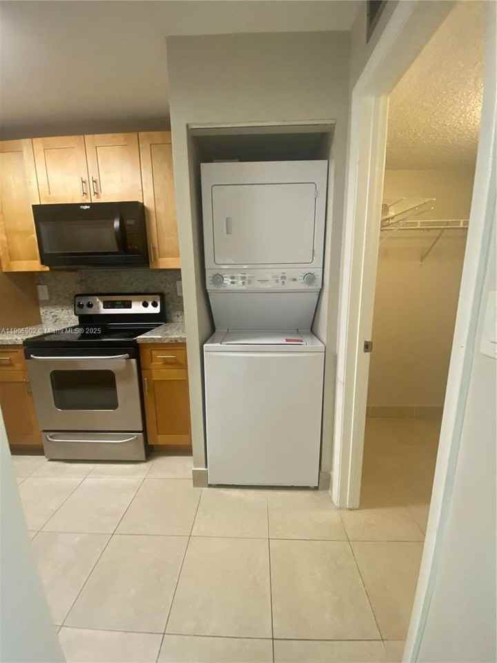 11232 Sw 12th St #101 - Photo 5 of 37