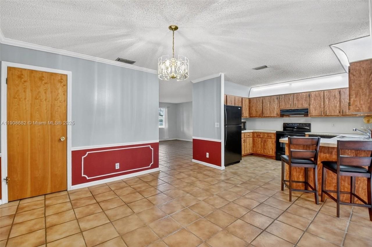 6858 S Congress Ave - Photo 5 of 37