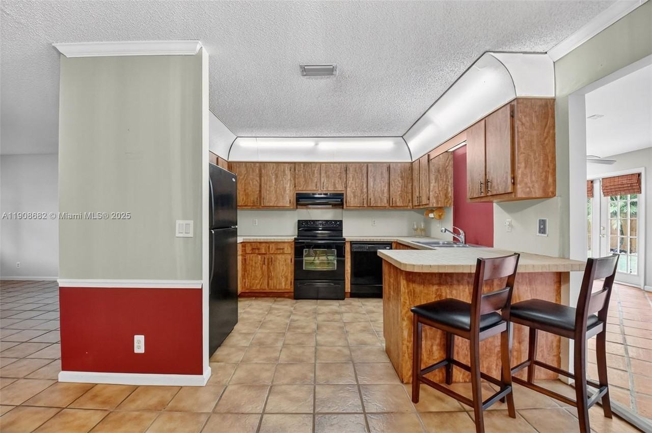 6858 S Congress Ave - Photo 6 of 37