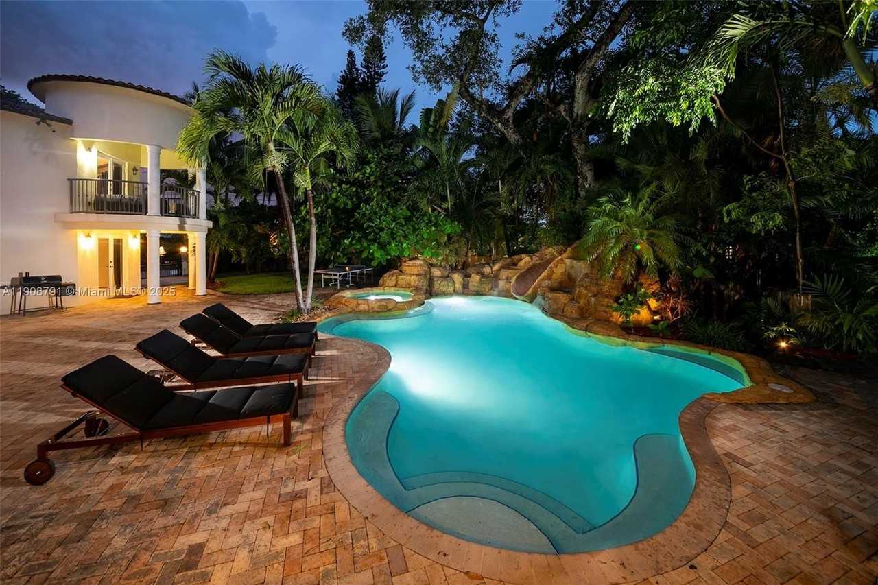 1051 Ne 89th St - Photo 3 of 50