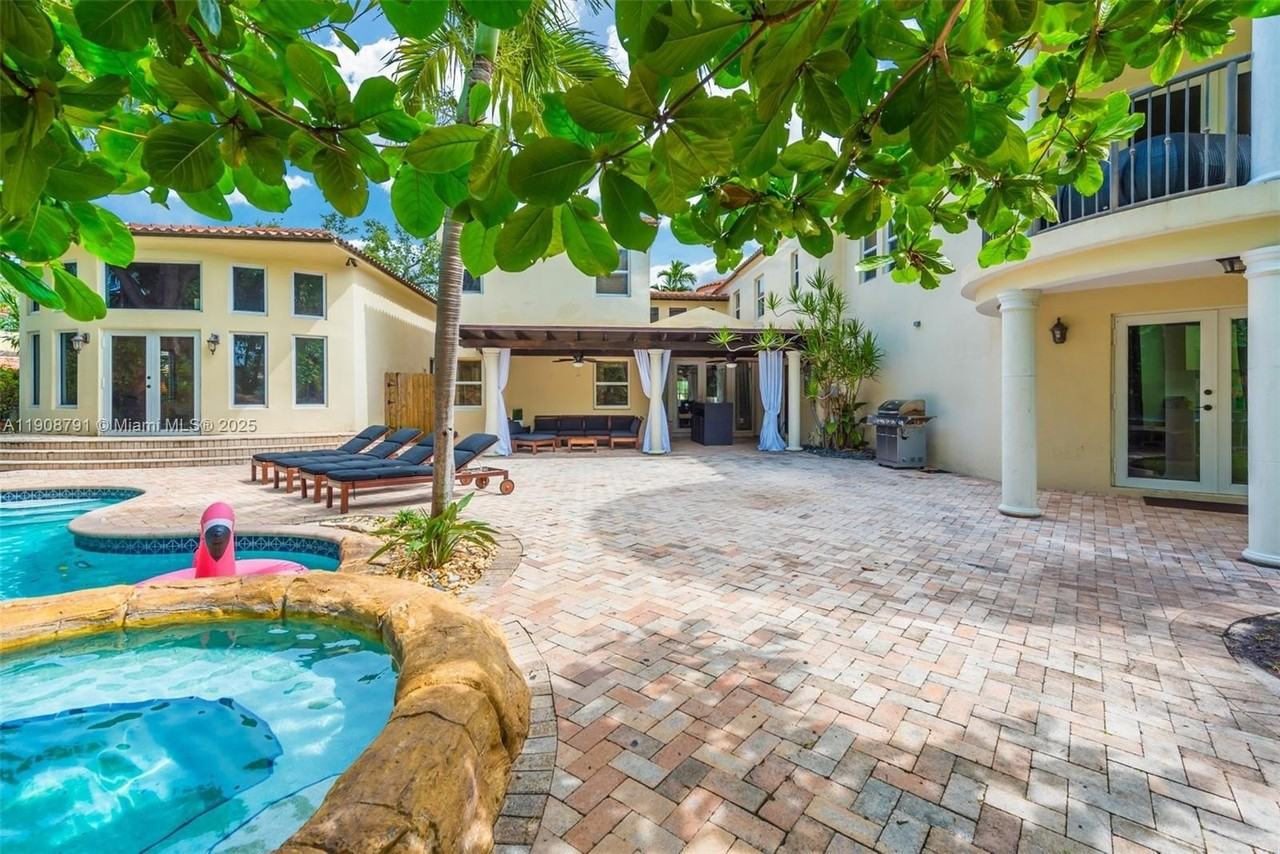 1051 Ne 89th St - Photo 4 of 50