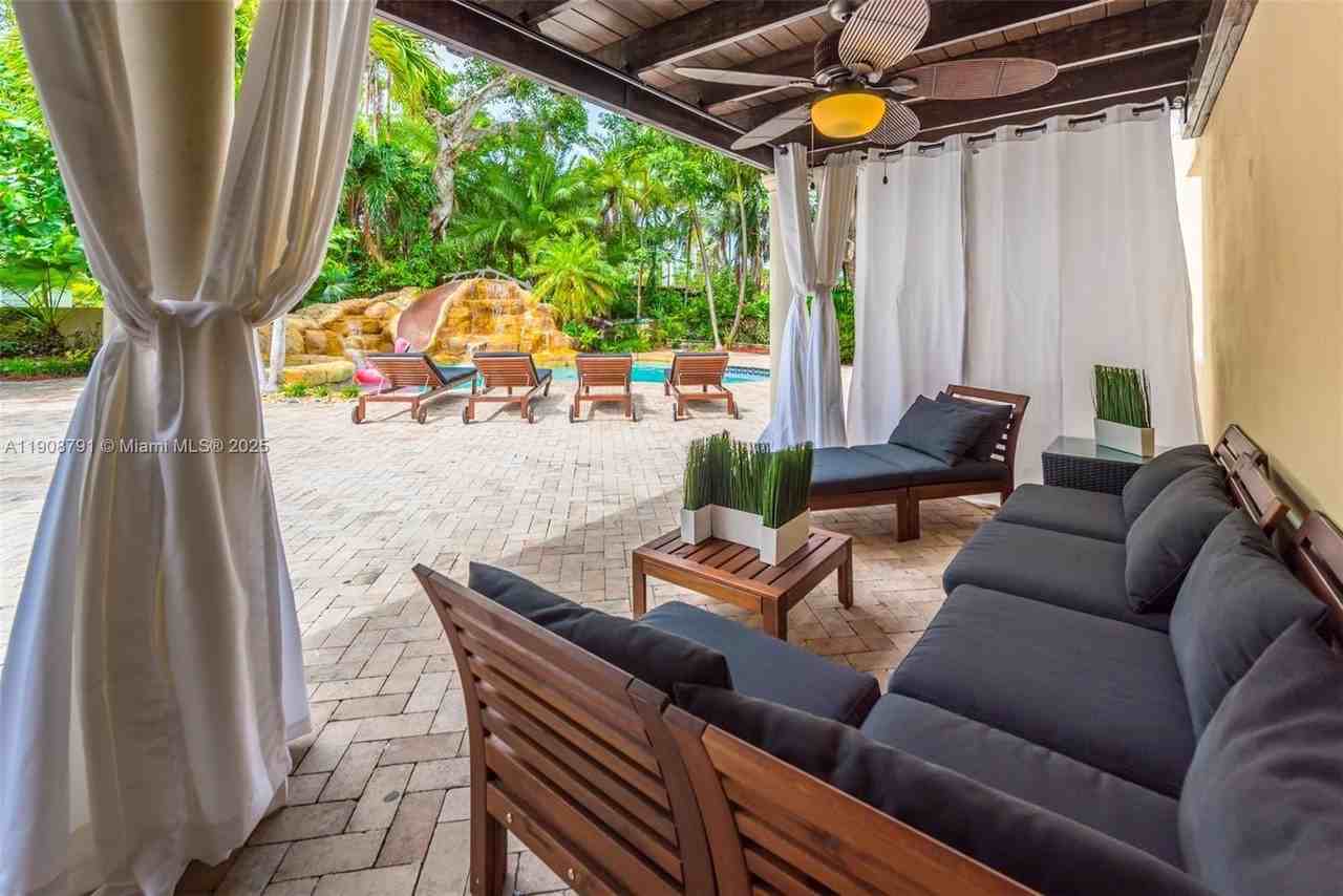 1051 Ne 89th St - Photo 7 of 50