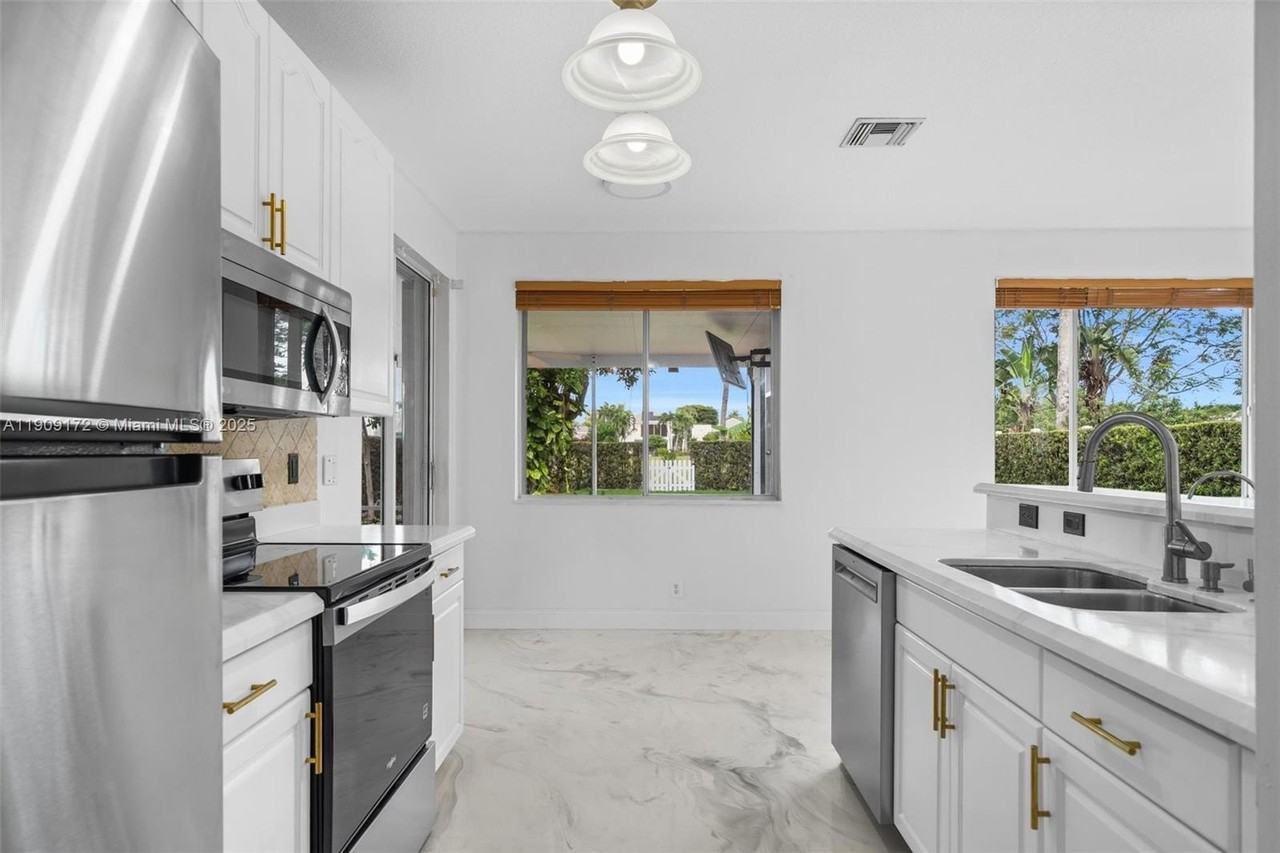 4593 Nw 7th Pl #4593 - Photo 7 of 50