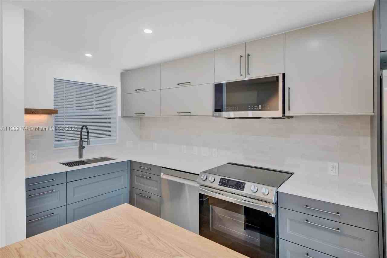 54 Isle Of Venice Dr #7 - Photo 2 of 41