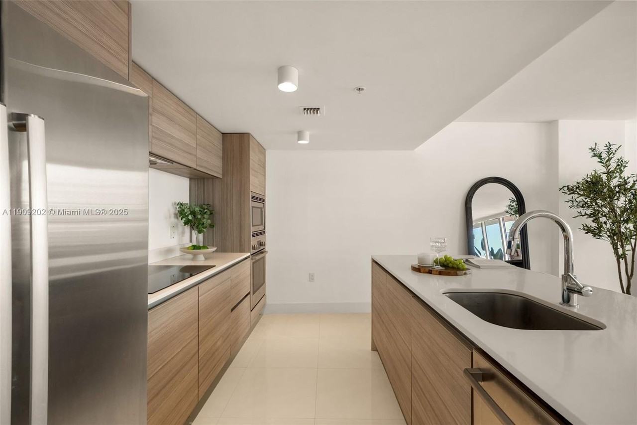 6620 Indian Creek Dr #713 - Photo 7 of 39