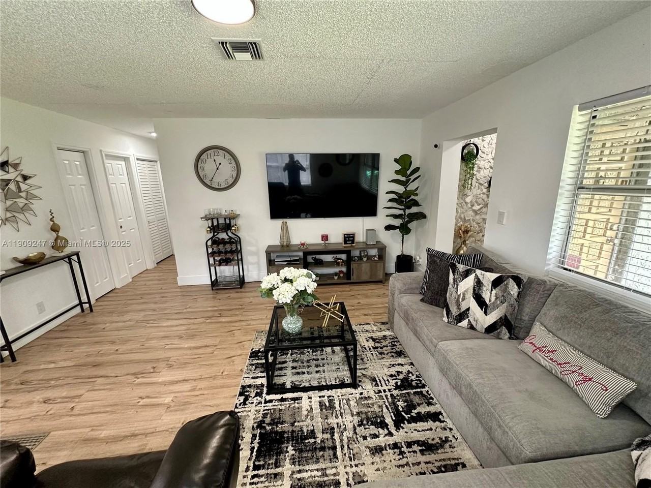 6040 Sw 35th St #2 - Photo 3 of 14