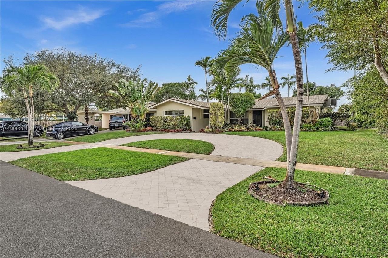 2114 N 44th Ave - Photo 2 of 37