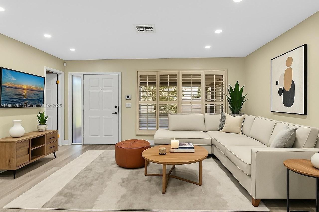 2114 N 44th Ave - Photo 3 of 37