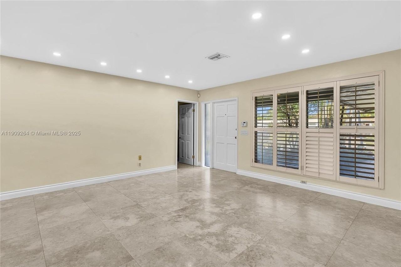 2114 N 44th Ave - Photo 4 of 37