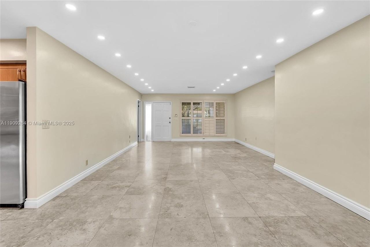 2114 N 44th Ave - Photo 5 of 37