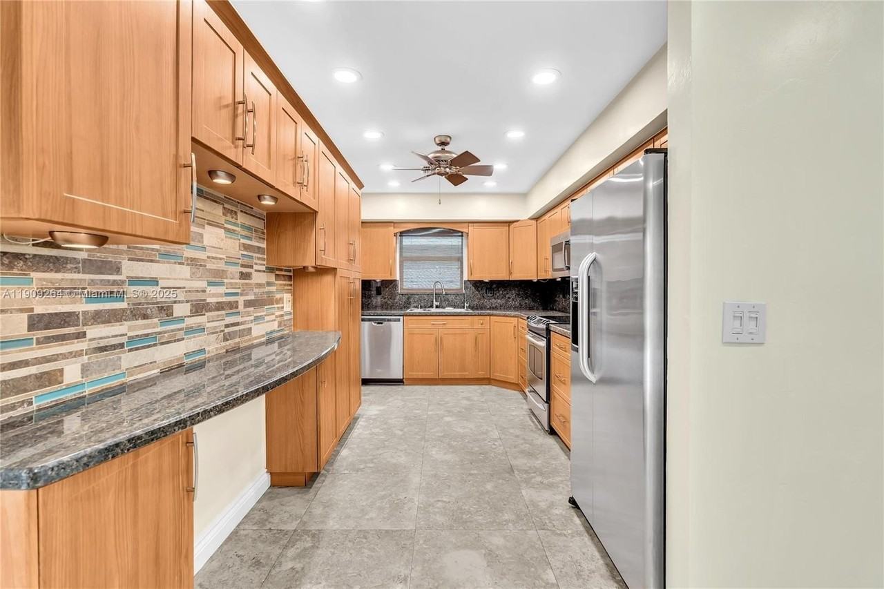 2114 N 44th Ave - Photo 7 of 37