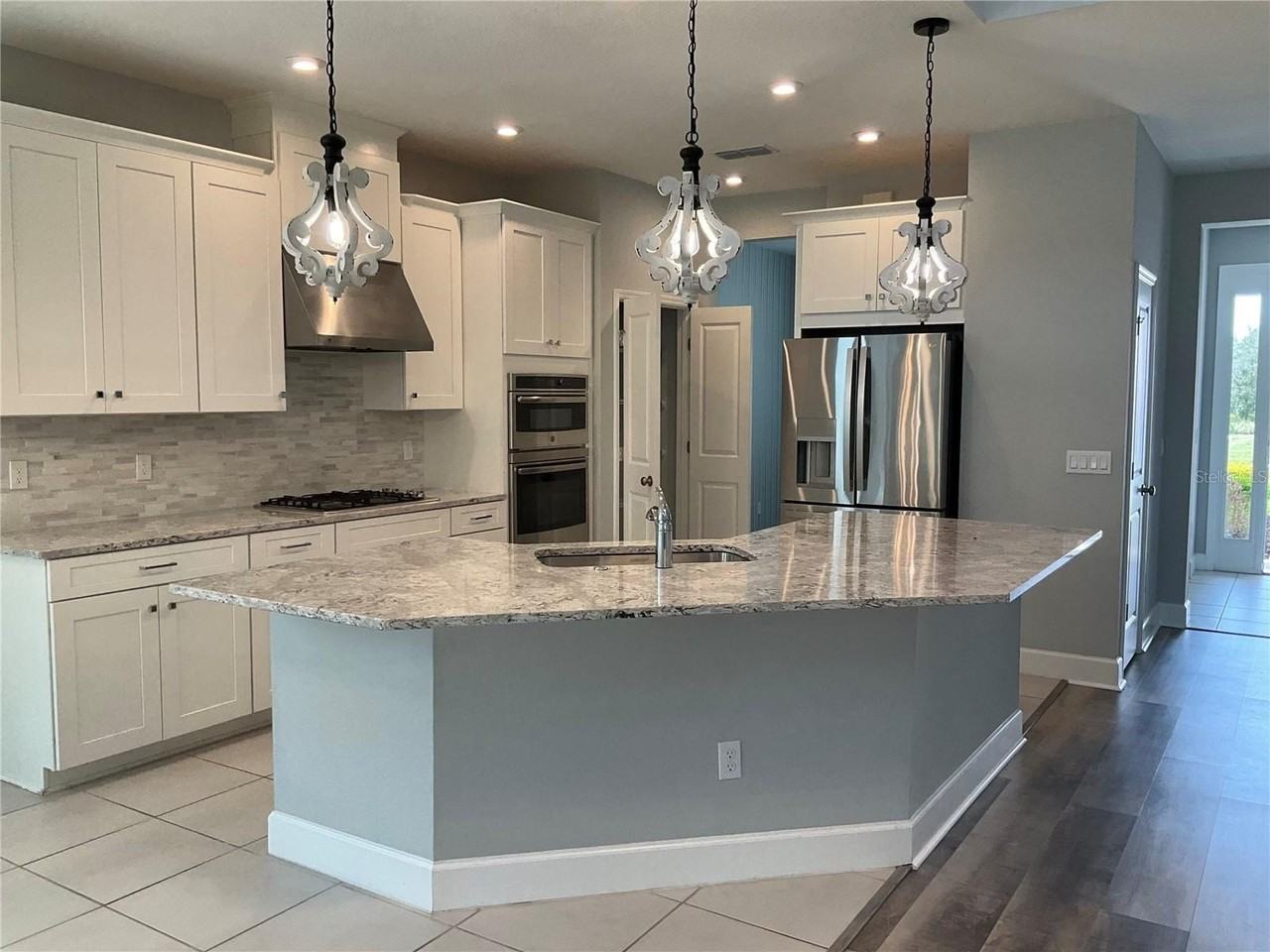 1085 Lakeside Estates Dr - Photo 2 of 15