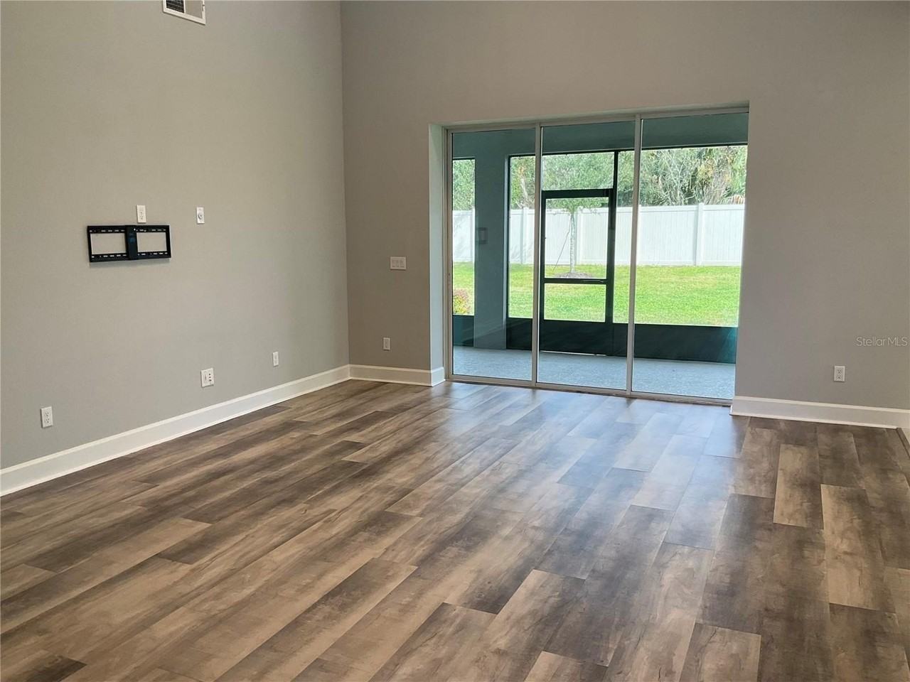 1085 Lakeside Estates Dr - Photo 4 of 15