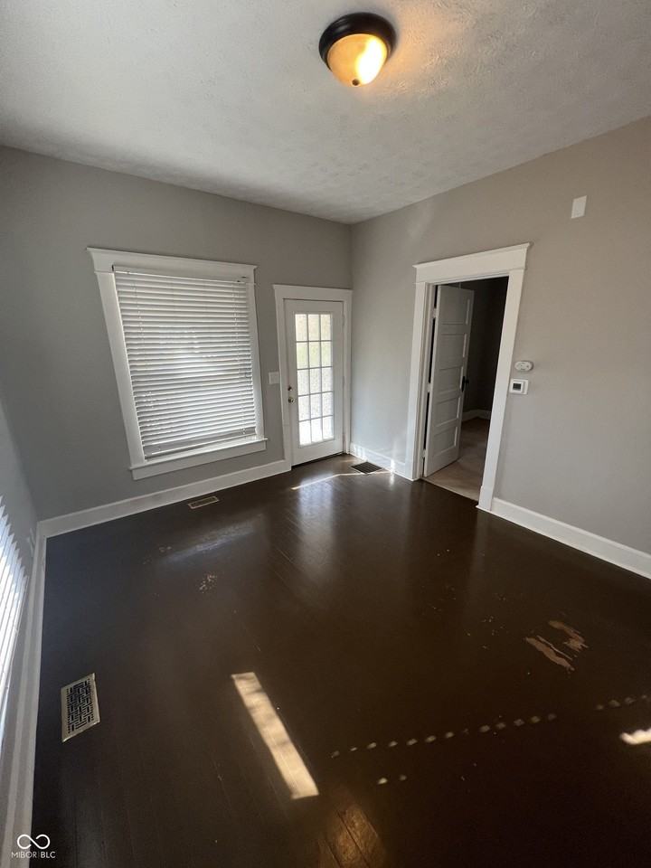 4113 Cornelius Ave - Photo 4 of 20