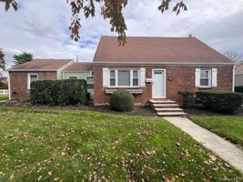 featured image of 432 Herricks Rd