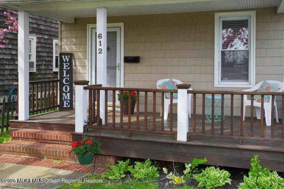 612 Sylvania Ave - Photo 6 of 17