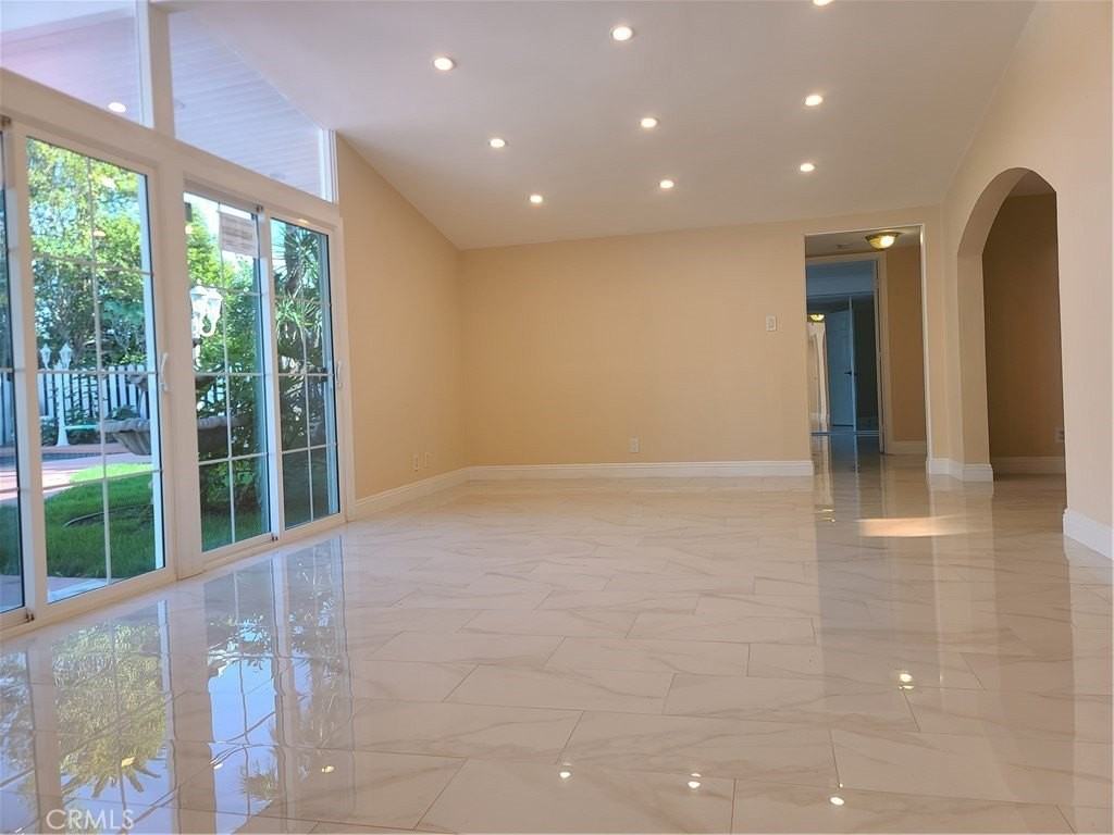 6744 Cozycroft Ave - Photo 4 of 27