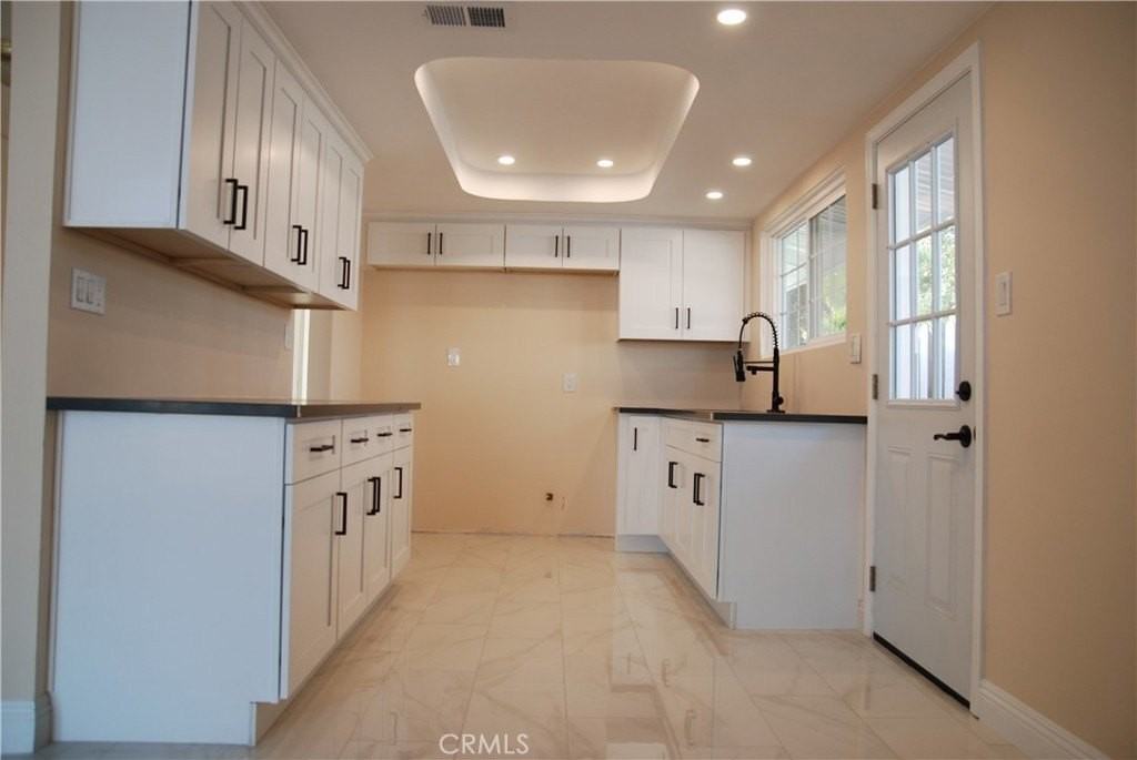 6744 Cozycroft Ave - Photo 7 of 27