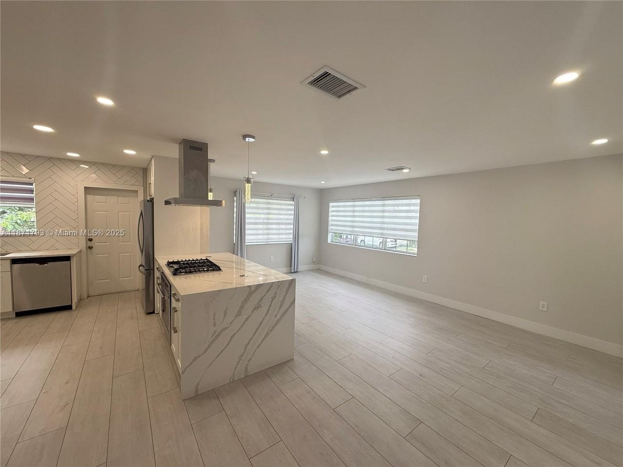 1901 Montague St - Photo 2 of 12